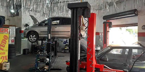 Equipe técnica do centro automotivo